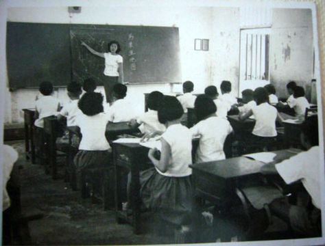 70s Classroom, Classroom Cheers, 70s School, Old Singapore, Classroom Pictures, Singapore Photos, Free Youtube, Those Were The Days, Blink 182