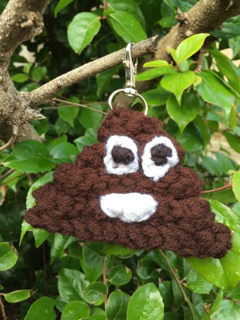 Easy and simple crochet poop emoji keychain tutorial made with long chain and slip stitch. Crochet Poop Emoji Pattern Free, Crochet Poop, Keychain Tutorial, Emoji Patterns, Yarn Project, Prize Box, 6th Birthday Cakes, Freebie Friday, Poop Emoji