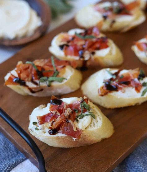 These little whipped goat cheese prosciutto bites are so tasty. They only take 20 minutes to create and are so fancy! #appetizers #whippedgoatcheese #prosciutto #easyappetizersideas #quickappetizers Prosciutto Bites, Appetizer Crostini, Cold Apps, Prosciutto Crostini, Roasted Pear Salad, Easy Christmas Party, Best Holiday Appetizers, Cheese Crostini, Prosciutto Recipes