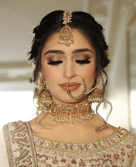 Nikah Makeup Pakistani, Deepika Bridal Look, Mehndi Makeup For Bride, Make Up For Engagement Indian, Bollywood Bridal Makeup, Soft Glam Pakistani Bridal Makeup, Nikah Makeup Look For Bride, Hindu Bridal Jewellery, Indian Bride Jewelry Bridal Looks