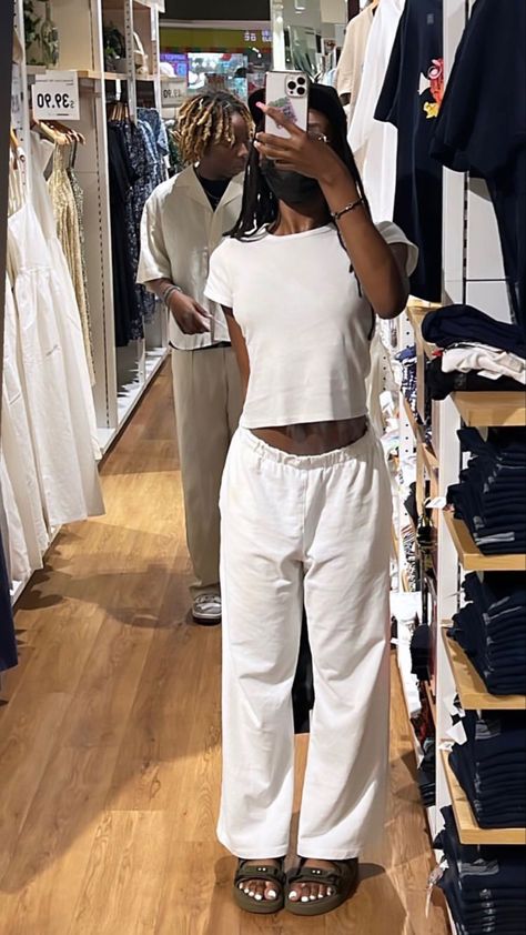 Petite Woman Aesthetic, Cinema Outfits, Baby Tee Outfit, Brandy Melville Outfits, European Summer Outfits, White Trousers, Ootd Summer, White On White, White Outfit