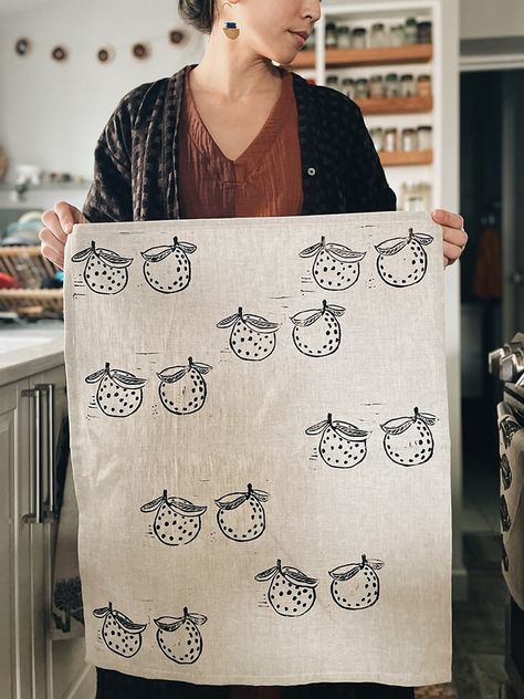 Tutorial: Block Printed Kitchen Towels – the thread Block Printing Tea Towels, Printed Kitchen Towels, Block Print Tea Towel Diy, Dishtowels Diy Ideas, Block Print Tea Towels, Diy Kitchen Towels, Diy Tea Towels, Diy Block Printing, Fabric Paint Pens