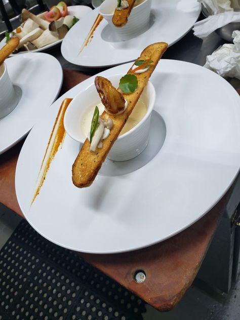 Soup Presentation Ideas, Soup Plating Presentation, Soup Presentation, Soup Plating, Food Presentation, Food Plating, Fine Dining, Nom Nom, Food Art