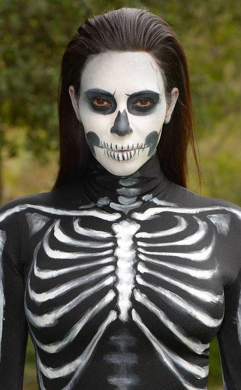 Celeb Skeleton Makeup—Here’s How to Do It! - E! Online Skeleton Makeup Tutorial, Halloween Skeleton Makeup, Halloweenský Makeup, Halloween Make-up Looks, Skeleton Face, Skeleton Makeup, Skeleton Costume, Diy Halloween Costume, Skull Makeup