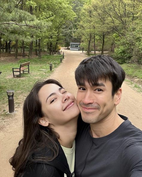 Nadech Kugimiya Talks About James Ma, Pie Rinrada, and Yaya Urassaya - Thai Update James Ma, Nadech Kugimiya, Yaya Urassaya, Urassaya Sperbund, Actor James, Real Couples, Handsome Actors, Cute Relationship Goals, Sweet Couple