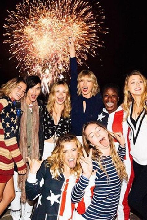 When It Comes to Fourth of July Parties, Taylor Swift Is a Firework Taylor Swift House, Taylor Swift Squad, Loki Wallpaper, Taylor Swift Party, Camila Morrone, July Fourth, All About Taylor Swift, Girl Friends, Tilda Swinton