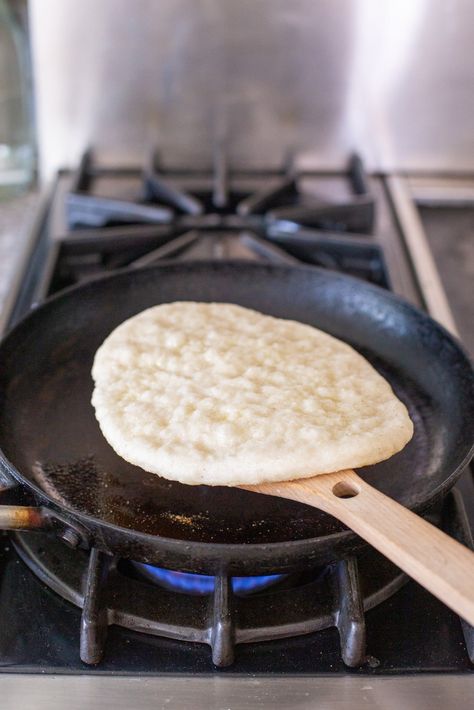 You can make this Gluten-Free Flatbread Recipe quickly with just seven ingredients! This recipe works well as a replacement for gluten-free naan bread, gluten-free pita bread, or any other kind of flatbread. Only 7 ingredients and Top 8 allergen-friendly. Sourdough Flatbread Recipe, Gluten Free Flatbread Recipe, Gluten Free Naan Bread, Gluten Free Pita Bread, Pide Bread, Yeast Dough Recipe, Gluten Free Naan, Gluten Free Pita, Gluten Free Flatbread