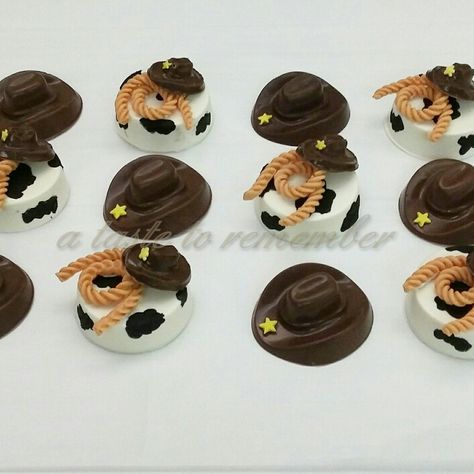 Cowboy chocolate covered oreos Cowboy Rice Krispie Treats, Cowboy Party Treats, Cowgirl Treats, Cowboy Treats, Rolo Candy, Cowboy Cake, Cowboy Cakes, Chocolate Covered Cookies, Chocolate Dipped Cookies