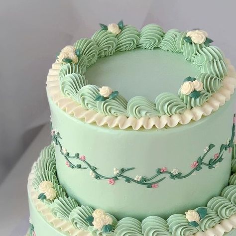 April’s Baker on Instagram: "Mint green mood." Pista Green Cake Design, Mint Green Birthday Cake, August Birthday Cake Ideas, Purple And Green Cake Ideas, Mint Green Cake Design, Green Gold Cake, Mint Green Cake, Pastel Green Cake, Mint Green Birthday Decorations