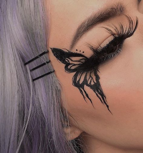 Festival Makeup Butterfly, Gothic Butterfly Makeup, Dramatic Eyeliner Hooded Eyes, Artistic Eyeliner Ideas, Edgar Allen Poe Makeup, Pastel Grunge Makeup, Goth Butterfly Makeup, Extra Makeup Ideas, Black Graphic Liner Hooded Eyes