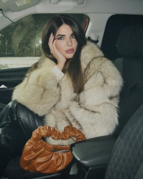 Woman In Car, Girls Fur Coat, Winter Fur Coats, Fabulous Furs, Mob Wife, Fur Stole, Fur Coats Women, Fox Fur Coat, White Fur