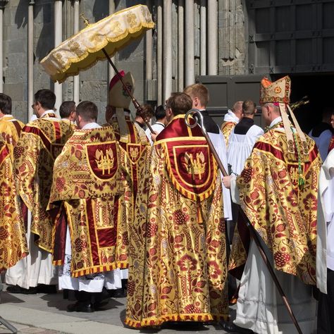 Pictured here is a beautiful set of vestments we handmade in our Gold, Red, & White 'Comper Strawberry' a few years ago. They feature embroideries on the cope, humeral veil, and chasubles. Photo credit: Ivan Vu / Trondheim diocese. Traditional Catholicism, Cult Of Personality, Church Architecture, Gold And Red, Trondheim, Red High, Easter Sunday, Catholic Faith, Modern Fashion