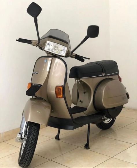 Lml Vespa, Vespa Excel, Custom Vespa, Vespa Px, Vintage Motorcycle Posters, Moped Scooter, Piaggio Vespa, Old Motorcycles, Brat Style