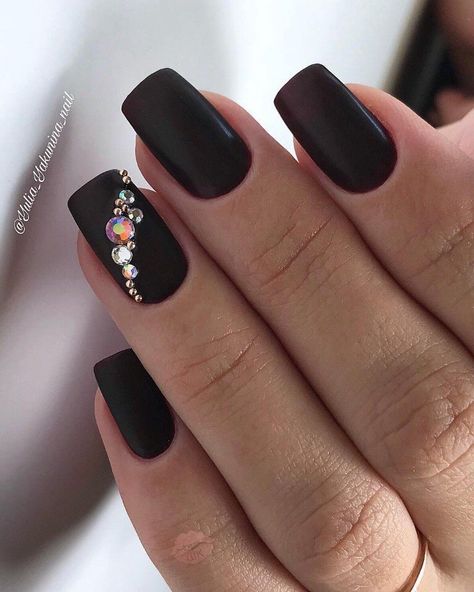 Fancy Black Nails With Gems, Black Bejeweled Nails, Black With Diamond Nails, Black Dip Nail Designs, Black Rhinestone Nail Designs, Black Nails With Gems, Black Nails With Rhinestones, Diamante Nails, Gem Nail Designs