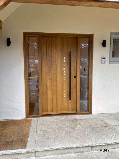 Wood Effect Front Door, Chalet Front Door, Modern Contemporary Front Doors, Entry Barn Doors, Japandi Style Front Door, Oak Front Door With Glass Side Panels, Oak Entrance Door, Front Door Renovation Ideas, Front Door Bungalow