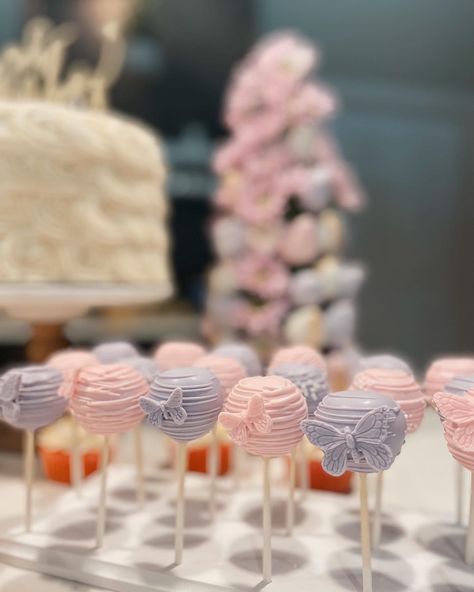 Pink And Purple Cake Pops, Pink Purple Baby Shower Ideas, Butterfly Theme Dessert Table, Pink And Purple Butterfly Baby Shower Ideas, Baby Shower Cake Pops Girl, Pink And Purple Baby Shower Ideas, Baby Shower Butterfly Cake, Pink Purple Cake, Butterfly Cake Pops