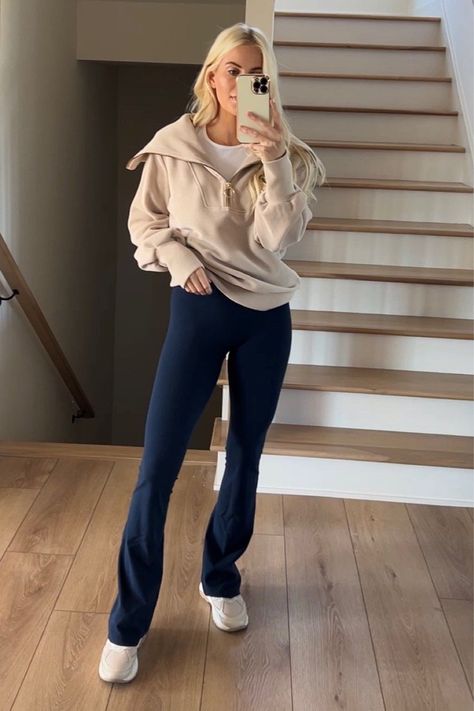 Blue Leggings Outfit, Athleisure Outfits Fall, 2022 Fall Fashion, Fall Athleisure, Kathleen Post, Sweatpants Outfits, Beige Sweatshirt, Beige Outfit, Casual Outfit Inspiration