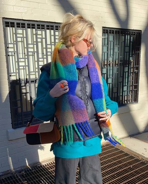 Winter Fashion Colorful, Fotos Goals, Feeling Pretty, Scarf Outfit, Magazine Fashion, Colorful Scarf, Fall Fits, Winter Fits, Random Pics