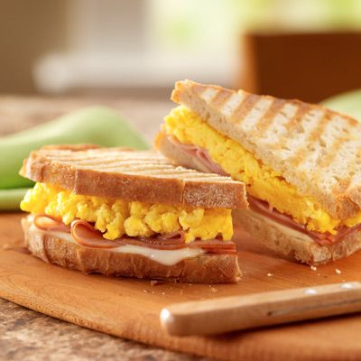 Panini Press Recipes, Breakfast Panini, Sandwich Melts, Sandwich Maker Recipes, Yummy Sandwiches, Grilled Sandwiches, Trip Snacks, Egg And Cheese Sandwich, Best Brunch Recipes