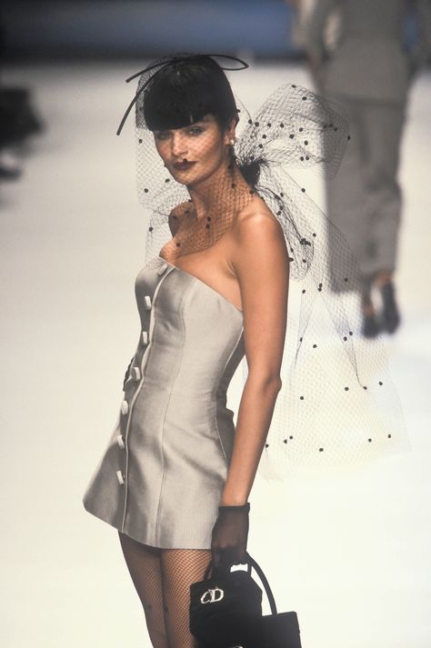 Christian Dior Runway, Dior Ready To Wear, 90s Runway Fashion, Vintage Runway, Dior Dress, Helena Christensen, Modern Vintage Fashion, Gianfranco Ferre, Elsa Peretti