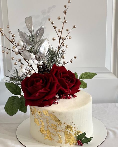 White Cake With Red Roses, Elegant Christmas Cake, 21 Birthday Cake Ideas For Her, Queens Birthday Cake, Ruby Cake, Blossom Cake, Makeup Cake, White Birthday Cakes, Vintage Birthday Cakes