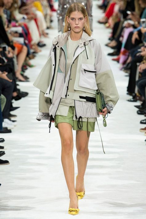 This anorak jacket is found from the Valentino Spring 2018 line. This jacket is expected to be the new trendy jacket for Spring 2018. This replaces the raincoat as it is waterproof and wind proof but also has many drawstrings and pocket and goes in at the waist for more body shape. Lexie Alloway. 10.29.17 Outerwear Trends, Takashi Murakami, Sport Style, Mode Inspo, Womens Fashion For Work, Fashion 2018, Fashion Show Collection, Mode Vintage, Mode Inspiration