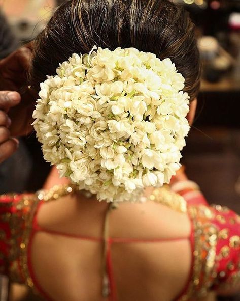 Bridal Hairstyle Indian Wedding, Wedding Bun, Saree Hairstyles, Kerala Bride, Bridal Bun, Bridal Hairdo, Bridal Hair Buns, Indian Wedding Hairstyles, Flowers In Her Hair