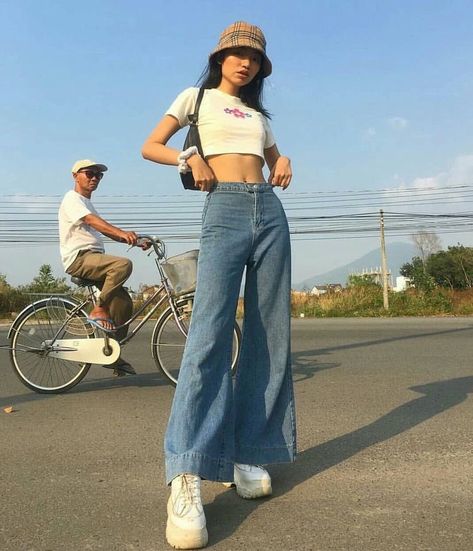 Y2K/90s bucket hat inspiration Trendy Jeans, Long Pixie, Vogue Covers, 90s Fashion Outfits, 90s Outfit, Indie Outfits, Mode Inspo, Trend Fashion, 가을 패션