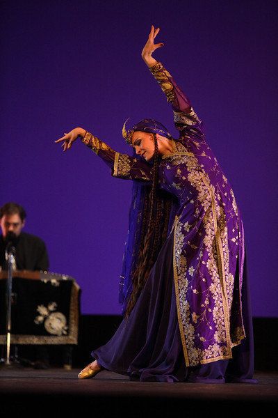 Persian dance by Hannah Romanowsky  http://www.romanzadance.com Afghan Dance, Persian Dance, Belly Dancing Classes, Dance World, World Dance, Shall We Dance, Iranian Women, Traditional Dance, Art And Culture