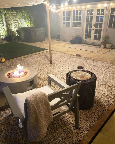 Garden Ideas Pebbles, Small Outdoor Gravel Patio Ideas, Patio With Rocks Ideas, Back Patio Gravel, Small Pea Gravel Patio Ideas, Pea Gravel Porch, Gravel Stone Patio, Slabs And Gravel Patio, Patio Ground Ideas On A Budget