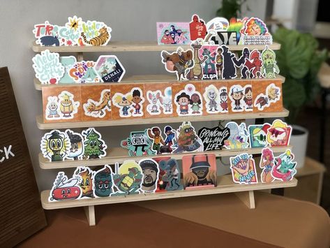 Diy Sticker Display, Stall Branding, Sticker Display Ideas, Display Craft Fair, Booth Display Ideas Diy, Sticker Display, Craft Fair Table, Stationary Business, Art Fair Booth