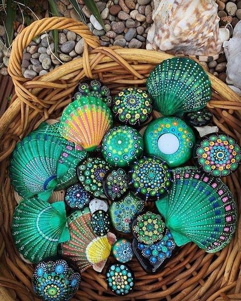 Art Coquillage, Seashell Projects, Art Pierre, Mandala Rock Art, Seashell Painting, Shell Crafts Diy, Painted Shells, Rock Painting Patterns, Dot Art Painting