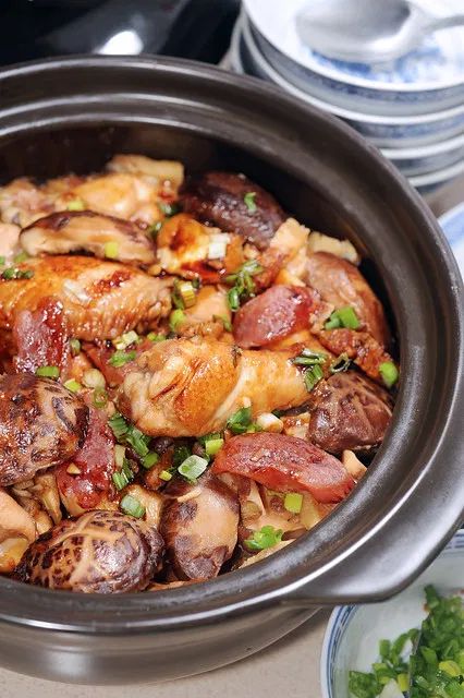 Clay Pot Chicken Rice, Chinese Clay Pot Recipes, Chicken Clay Pot, Chinese Mushrooms Recipes, Clay Pot Rice Recipe, Clay Pot Rice, Claypot Chicken Rice, Salted Fish, Chicken Rice Recipes