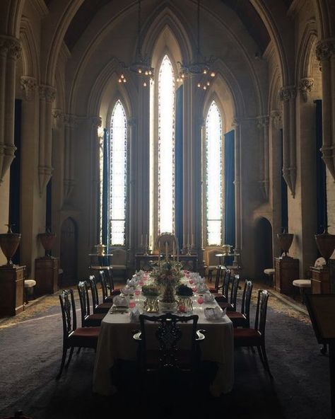 @av_interior_architect on Instagram: "The Magnificent Arundel Castle in West Sussex, England, 11th Century. 🇬🇧 Castle has been the home of the Duke of Norfolk for over 400 years. Originally it was a motte and bailey castle built by Roger de Montgomery, the first Earl of Arundel in 1068. Due to many sieges during the Civil War, Charles Howard 11th Duke of Norfolk carried out considerable restoration work in the late 18th century. Henry Charles Howard, 13th Duke of Norfolk finished refurbishmen Motte And Bailey Castle, Conference Room Design, Sala Grande, White Dining Room, Dining Hall, Hall Design, Salou, Interior Architect, Elegant Dining