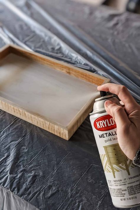 How to Spray Paint a Wood Tray (or any wood decor)! Spray Paint Crafts, Spray Paint Wood, How To Spray Paint, Painting 101, Diy Spray Paint, Painted Bamboo, Gold Tray, Diy Boho Decor, Metallic Spray Paint