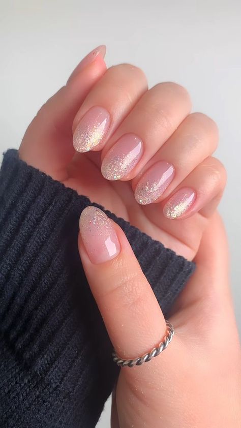 Gel Nails Ideas Wedding Guest, Pink Nails Wedding Guest, Fall Nails For Wedding Guest, Guest Wedding Nails, Glitter Ombre Nails Almond, Wedding Guest Nails Ideas, Nails For Wedding Guest, Nails Wedding Guest, Wedding Guest Nails