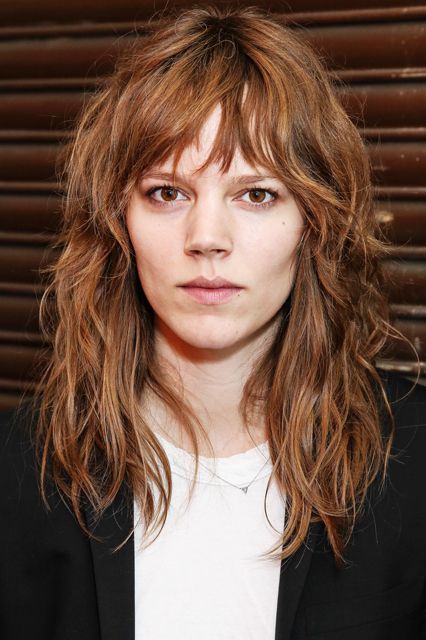 It’s Time To Change Your Mind About “Bad” Bangs Rock Chic Hairstyles, Pineapple Hairstyle, Curly Hair Pictures, Freja Beha, Fringe Hair, Long Shag Haircut, Curly Bangs, Curly Girl Hairstyles, Shag Haircut