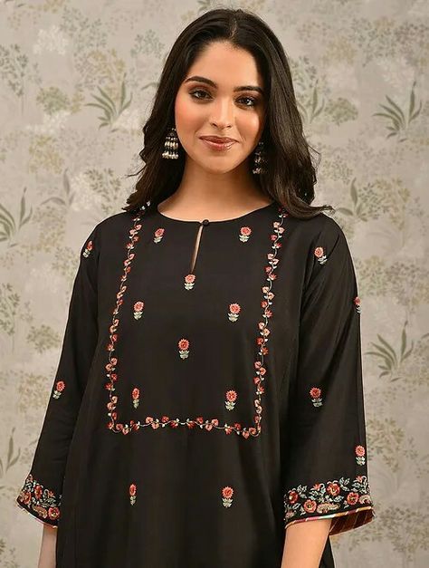 Embroidery On Black, Fashion Dress Up Games, Kurtas For Women, Embroidery Fashion Detail, Simple Kurta Designs, Pakistani Fashion Casual, Diy Embroidery Designs, Kurti Embroidery Design, Beautiful Pakistani Dresses