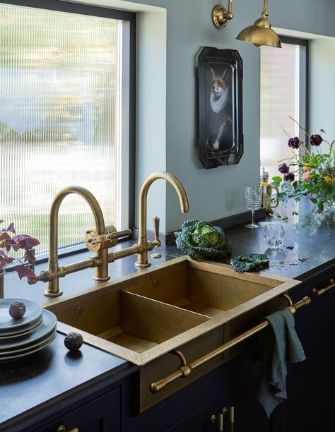 Officine Gullo, Kitchen Sink Ideas, Sink Ideas, Kitchen Sink Design, Brass Sink, Brass Kitchen, Kitchen Farmhouse, Sink Design, Design Del Prodotto