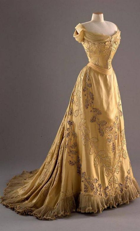 1902 Oak Leaf dress designed by House of Worth for Chicago born Lady Mary Curzon (Vicereine of India). 1903 Fashion, Fashion Museum, House Of Worth, Silk Evening Dress, Museum Fashion, Lady Mary, Edwardian Dress, Old Dresses, Antique Dress