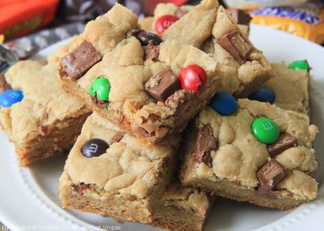 Candy Bar Blondies, Homemade Brownie Mix, Peanut Butter Cup Brownies, Chocolate Peanut Butter Cupcakes, Cookie Recipes Chewy, Easy Candy, Best Brownie Recipe, Brownies Recipe Homemade, Cookie Crunch