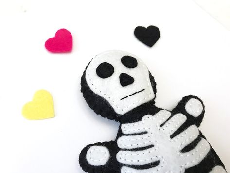 Free pattern: Felt skeleton softie Felt Skeleton, Diy Crafts Halloween, Apple Garland, Sewing Pattern Free, Felt Monster, Halloween Sewing, Softie Pattern, Crafts Halloween, Strip Quilts