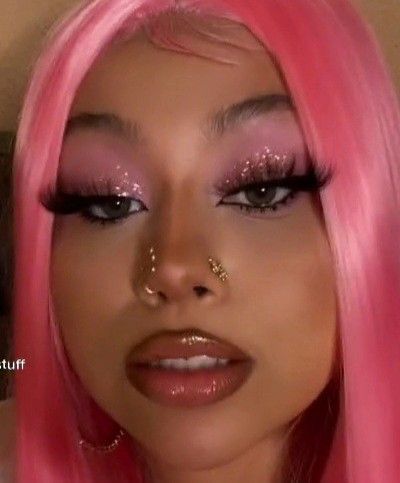 Latina Barbie Makeup, Baddie Pink Makeup, Pink Baddie Makeup Looks, Pink Sparkly Makeup Looks, Y2k Glam Makeup, Pink Baddie Makeup, Pink Eye Makeup Aesthetic, Barbie Aesthetic Makeup, Y2k Makeup Pink