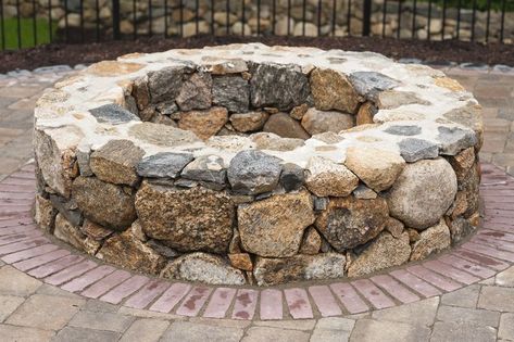 Kitchen Design Outdoor, Natural Fire Pit, Design Outdoor Kitchen, Small Rustic House, Fire Pit Plans, Rustic Outdoor Kitchen, Fire Pit With Rocks, Outdoor Fire Pit Area, Rustic Fire Pits