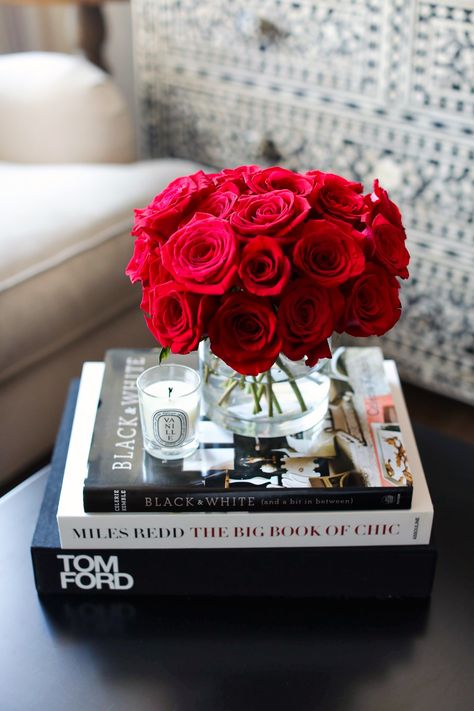 Valentine's Day Luxuries. Valentine's Home Decoration, Coffee Valentines, Coffee Table Styling, Spanish English, Cool Coffee Tables, Coffee Table Books, Coffee Table Design, Decorating Coffee Tables, Interior Design Ideas