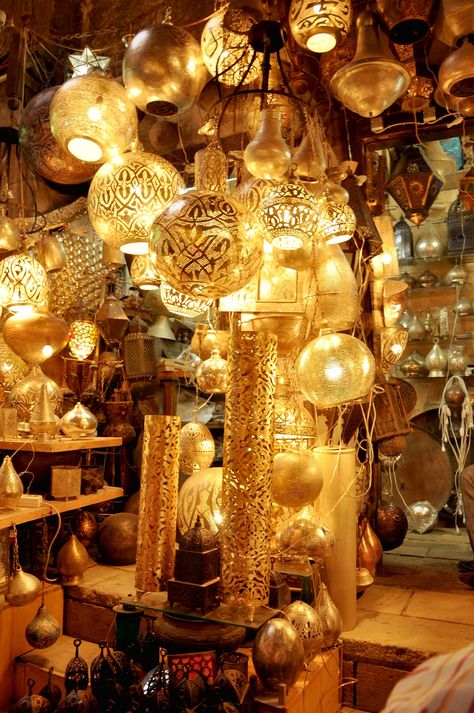 En hier halen we ze vandaan. Rechtstreeks van de maker. Oosterse lampen & Marokkaanse lampen Gold Ceiling, Rustic Lighting, Edison Light Bulbs, Cairo, Light Bulb, Home Accessories, Candle Holders, Ceiling Lights, Candles