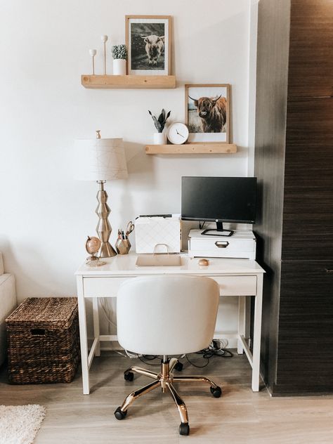 White Desk Boho, Home Office In Apartment, Office In Apartment, White And Brown Bedroom, Cozy Office Space, Home Office Area, Desk And Shelves, White And Gold Decor, Nyc Apt