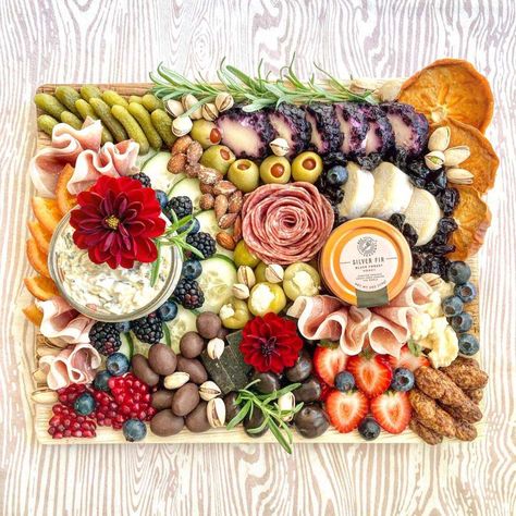 Thanksgiving Grazing Board, Grazing Board Ideas, New Food Trends, Charcuterie Board Meats, Charcuterie Meats, Grazing Platter, Grazing Board, Charcuterie Inspiration, Charcuterie Platter