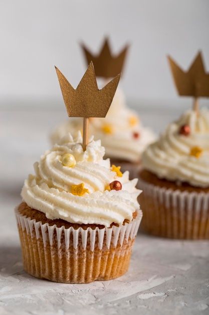 Diy Princess Party, 28th Birthday Ideas, Crown Cupcake Toppers, New Year's Cupcakes, Crown Cupcakes, Cupcake Toppers Template, Cricut Templates, Princess Theme Party, Princess Diy