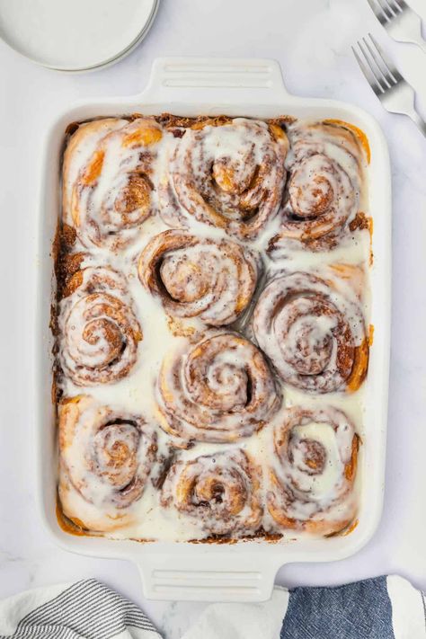 TikTok Cinnamon Rolls Recipe (Canned Cinnamon Roll Hack) Heavy Cream Cinnamon Rolls, Cinnamon Rolls Tiktok, Cinnamon Rolls Heavy Cream, Pilsbury Cinnamon Rolls, Grands Cinnamon Rolls, Tiktok Cinnamon Rolls, Cinnamon Roll Hack, Cinnabon Rolls, Cinnamon Roll Icing